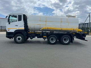UD330 auto gearbox, Water tanker drinking an road