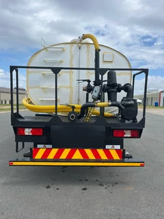 UD330 auto gearbox, Water tanker drinking an road