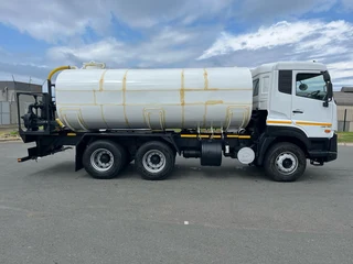 UD330 auto gearbox, Water tanker drinking an road