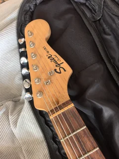Electrical guitar : mini Fender with bag and orange amp