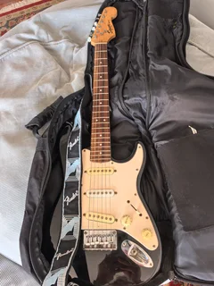 Electrical guitar : mini Fender with bag and orange amp