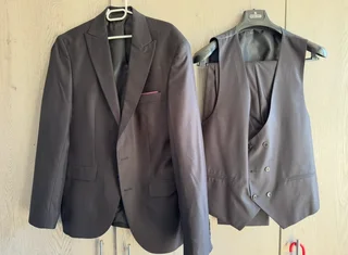 Zeyrek 3-Piece Black Suit – Size 54 – Excellent Condition – R2,500