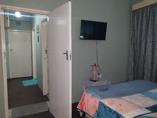 Room for rent in Sunnyside.