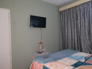 Room for rent in Sunnyside.