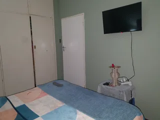 Room for rent in Sunnyside.