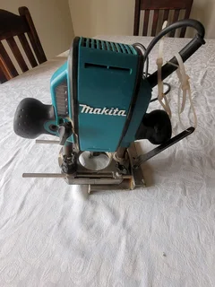 Makita Router RP0900