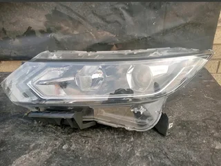 2017 Nissan qashqai left side headlight