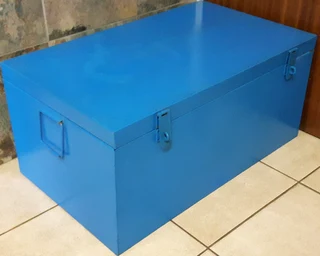 Lockable steel storage box  [81x48x37cm]