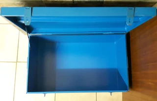 Lockable steel storage box  [81x48x37cm]