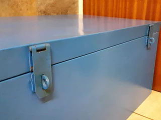 Lockable steel storage box  [81x48x37cm]