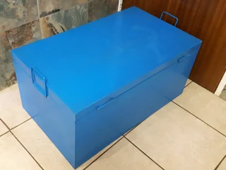 Lockable steel storage box  [81x48x37cm]