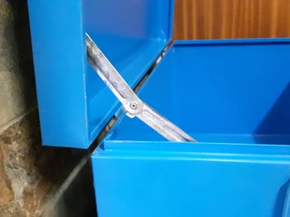 Lockable steel storage box  [81x48x37cm]