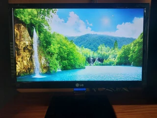 LG 19&#34; flat screen monitor 1360x768 wide screen