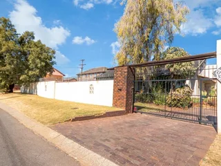 Outside room to rent in house in Windsor West