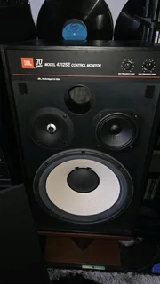 Jbl monitor old school speakers