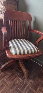 Vintage-Looking Wooden Swivel Chair!