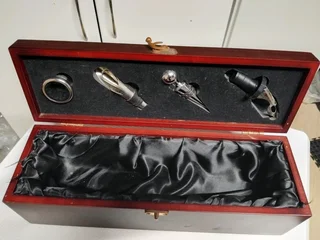 Mahogany wine bottle case with all accessories