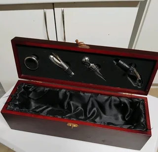 Mahogany wine bottle case with all accessories