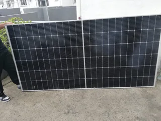Solar Panels: 2 x 550W