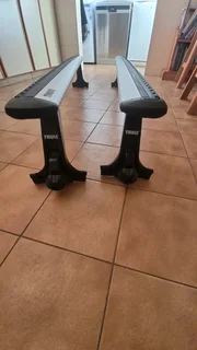 Thule 711400 wingbars &amp; Thule 9522 rain gutter feet