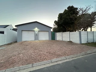 3 bedroom 2 bathroom double garage with 605sqm yard Delheim Road Tableview winelands