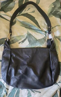 Italian leather handbag, navy with zipper.