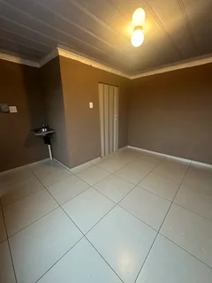 Bachelor Room Protea Glen Ext20 - R1700/PM