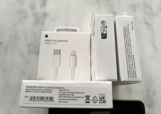 IPHONE ORIGINAL USB C TO LIGHTNING NEW BOX.