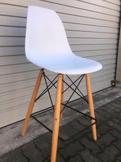 4 X Island Chairs / Bar Stools. Excellent Quality & Like New (call - 0847877876)