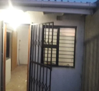 A bachelor flat available at Silwood View in Eerste River now.