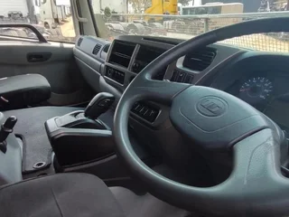 UD 440 Quester Truck Tractor