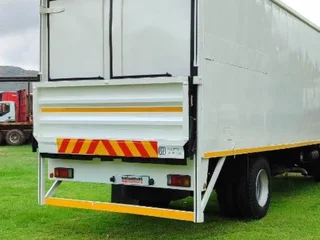 ISUZU 850 Curtain Side Box body