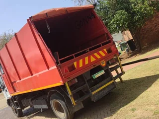 ISUZU Tipper R299000