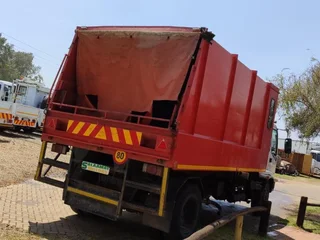 ISUZU Tipper R299000
