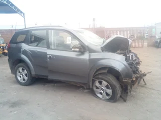 MAHINDRA XUV 500 2.2D STRIPPING FOR SPARES