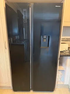 Hisense 514L Double Door Refrigerator- Freezer (side by side) Sleek Black Glass Finish