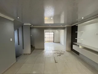 On Auction.  REDUCED - 3 Bedroom duplex apartment in Fairbreeze, Tongaat