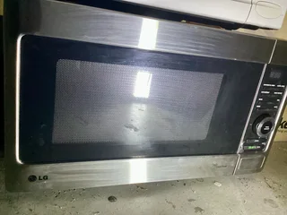 2 x Microwaves - not heating / For spares or repair