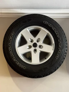 Jeep Wrangler (JK) OEM wheels (tyres and rims)