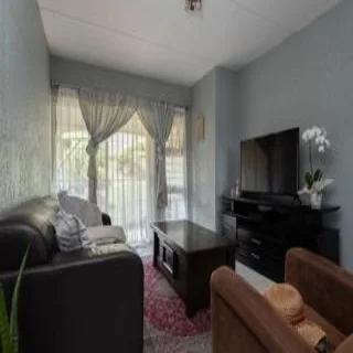 2 Bedroom Unit in Winchester Hills For Sale