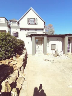 AVAILABLE NOW! 50% OFF DEP: COME OCCUPY THIS STUNNING GEM IN BRAMLEY NORTH, JUST OFF CORLETT DRIVE