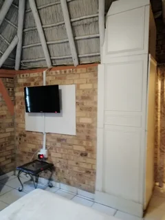 50% OFF DEP!!! SECURE THIS PRIVATE COSY GARDEN COTTAGE IN BRAMLEY, JUST OFF CORLETT DRIVE