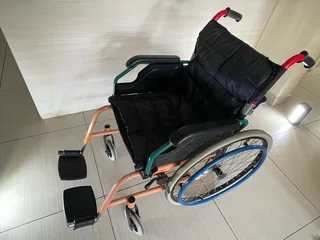 Foldable Aluminium Wheelchair – Excellent Condition