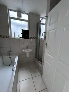 Modern 3 Bed Pet Friendly Duplex at Newhaven Mews, Glenwood