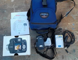 Kodak EasyShare DX6490 10x Zoom Digital Camera &amp; Camera Bag for sale