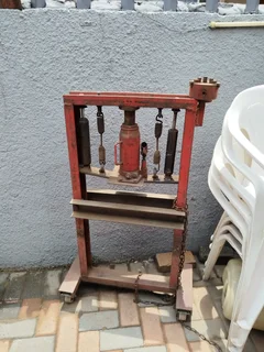 Hydraulic shop press