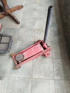 Hydraulic floor jack