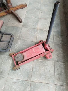 Hydraulic floor jack