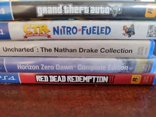 PS4 Slim 1TB, 2xControllers and 3xGames