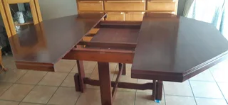 Solid Imbuia Extendable Dining Table – Timeless Craftsmanship